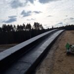 2025_02_04 IIzolacja cienka fundamentów ekranów przeciwolśnieniowych na obiekcie PZGd-01 od strony Starachowic