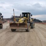 2025_03_31 Formowanie podbudowy zasadniczej z KŁSM, km 15+350 (3)