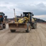 2025_03_31 Formowanie podbudowy zasadniczej z KŁSM, km 15+350 (5)