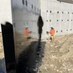 2025_04_15 Wykonywanie izolacji cienkiej ściany oporowej S2 obiektu PZDs-4