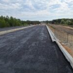 2025_04_22 Skropienie emulsią asfaltową podbudowy z kruszywa łamanego jezdnia prawa TG km 5+500