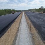 2025_04_22 Ułożenie ścieku korytkowego w pasie rozdziału TG km 5+350