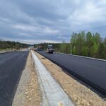 2025_04_22 Wykonywanie warstwy podbudowy z mieszanki bitumicznej na Trasie Głównej jezdnia lewa, w km 5+350