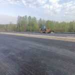 2025_04_22 Wykonywanie warstwy podbudowy z mieszanki bitumicznej na Trasie Głównej jezdnia lewa, w km 5+400 (2)