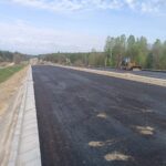 2025_04_22 Wykonywanie warstwy podbudowy z mieszanki bitumicznej na Trasie Głównej jezdnia lewa, w km 5+400 (3)