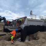 2025_04_22 Zbrojenie i deskowanie gzymsu ściany oporowej S2 na Obiekcie PZDs-4