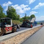 2025_05_20 Wykonywanie warstwy ścieralnej na Trasie Głównej w km 14+800