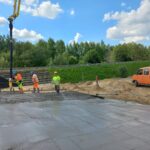 2025_05_21 Wykonywanie betonu podkładowego pod płyty przejściowe obiektu PZDs-4 od strony Skarżyska Kamienna