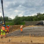 2025_05_21 Wykonywanie betonu podkładowego pod płyty przejściowe obiektu PZDs-4 od strony Starachowic