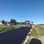 2025_07_01 Roboty bitumiczne - warstwa wiążaca, km 1+900 (droga dojazdowa DJ7 DJ8) (2)