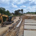 2025_07_08 Układanie korytek ściekowych na drodze serwicowej nad obiektem PZDs-4