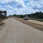 2025_07_08 Wykonywanie podbudowy z kruszywa łamanego TG, km 9+400