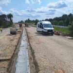 2025_07_15 Montaż korytek odwodnieniowych w pasie dzielącym Trasy Głównej km. 9+300