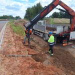 2025_07_29 Wykonywanie pali pod ekrany przeciwolśnieniowe na dojazdach do obiektu PZDd-9- wiercenie