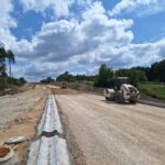 2025_07_29 Wykonywanie podbudowy z kruszywa łamanego na TG, km 9+400