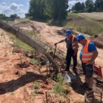 2025_07_30 Wykonywanie pali pod ekrany przeciwolśnieniowe na dojazdach do obiektu PZDd-9-betonowanie