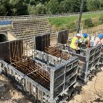 2025_08_08 Betonowanie fundamentów pod ekrany przeciwolśnieniowe nad obiektem PZDs-4