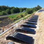 2025_08_12 Izolacja cienka fundamentów pod ekrany przeciwolśnieniowe nad obiektem PZDs-4