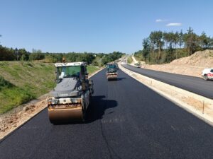 2025_08_12 Roboty bitumiczne, warstwa podbudowy - jezdnia prawa, km 9+500