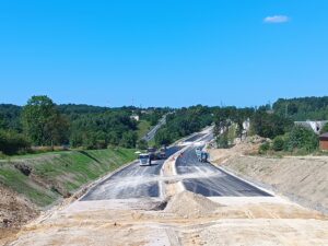 2025_08_12 Roboty bitumiczne - widok ogólny trasa główna, km 9+400