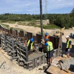 2025_08_13 Betonowanie fundamentów pod ekrany przeciwolśnieniowe nad obiektem PZDs-4