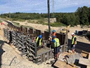 2025_08_13 Betonowanie fundamentów pod ekrany przeciwolśnieniowe nad obiektem PZDs-4