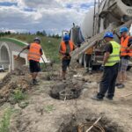2025_08_19 Betonowanie pali pod ekrany przeciwolśnieniowe na dojściach do obiektu PZGd-1