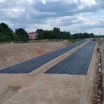 2025_08_26 Roboty bitumiczne - skropienie emulsją warstwy podbudowy KŁSM, km 10+000