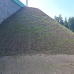 2025_09_09 Humusowanie i obsianie trawą stożków na obiekcie PZGd-1