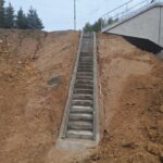 2025_09_16 Montaż schodów skarpowych przy obiekcie WD-5