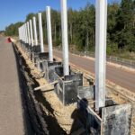 2025_09_17 Zbrojenie i deskowanie głowic fundamentu ekranów przeciwolśnieniowych nad obiektem PZDd-9 jezdnia lewa