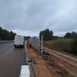 2025_09_23 Montaż słupów ekranów przeciwolśnieniowych na dojazdach do obiektu PZDd-9