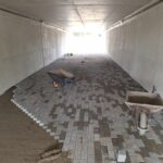 2025_09_23 Układanie nawierzchni z kostki betonowej na obiekcie PP-6