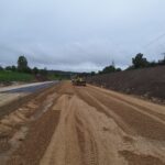 2025_09_23 Wykonywanie podbudowy z kruszywa łamanego na TG jezdnia lewa km. 9+700