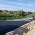 2025_09_26 Wykonywanie nawierzchni bitumicznej warstwa ścieralna na TG jezdnia prawa km. 9+700 (2)