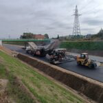 2025_10_03 Wykonywanie nawierzchni bitumicznej- warstwa ścieralna TG jezdnia lewa km 9+900 (2)