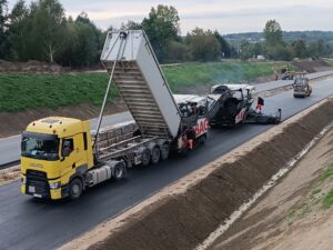 2025_10_03 Wykonywanie nawierzchni bitumicznej- warstwa ścieralna TG jezdnia lewa km 9+900