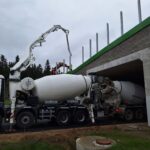2025_10_07 Betonowanie fundamentów palowych pod ekrany przeciwolśnieniowe na dojazdach do obiektu PZGd-1