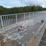 2025_10_07 Wykonywanie chodników z kostki betonowej na dojściach do obiektu WD-2