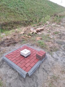 2025_10_08 Stały punk geodezyjny przy obiekcie MD-3