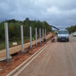 2025_10_14 Montaż słupów ekranów przeciwolśnieniowych na dojazdach do obiektu PZDd-9 jezdnia prawa