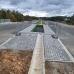 2025_10_15 Wykonanie chodników z kostki betonowej na dojściach do obiektu WD-2 w pasie dzielacym