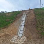 2025_10_15 Wykonanie odprowadzenia wody z drenażu do studni chłonnej na obiekcie PZGd-1