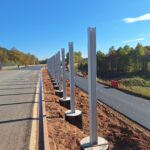 2025_10_21 Izolacja cienka głowic pali pod ekrany przeciwolśnieniowe na dojazdach do obiektu PZDd-9 jezdnia prawa