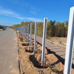 2025_10_21 Montaż słupów ekranów przeciwolśnieniowych na dojazdach do obiektu PZDd-9 jezdnia lewa