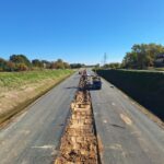 2025_10_21 Wykonywanie drenażu w pasie dzielącym TG km 10+100