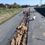 2025_10_21 Wykonywanie drenażu w pasie dzielącym TG km 10+100 (2)