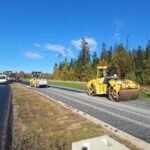 2025_10_21 Wykonywanie warstwy ścieralnej na Trasie Głównej km 3+900 jezdnia lewa