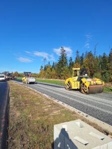 2025_10_21 Wykonywanie warstwy ścieralnej na Trasie Głównej km 3+900 jezdnia lewa
