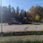 2025_10_21 Wykonywanie warstwy ścieralnej na Trasie Głównej km 4+100 jezdnia prawa